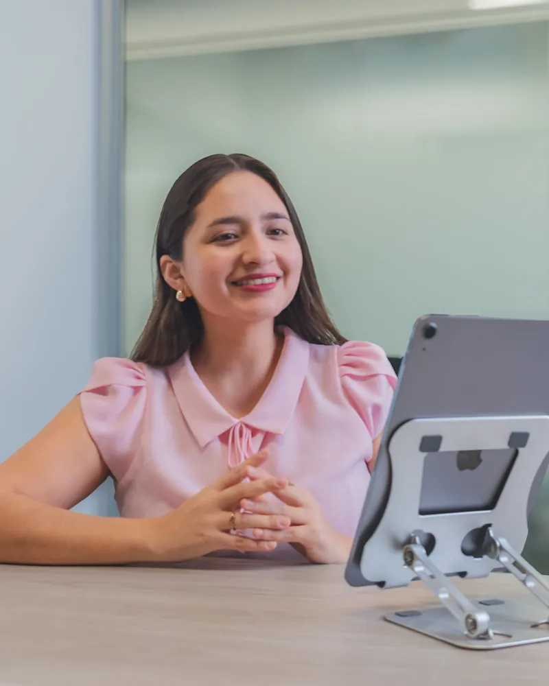 Brenda Ramirez, especialista en empleabilidad y recolocación laboral, en una sesión virtual de asesoría